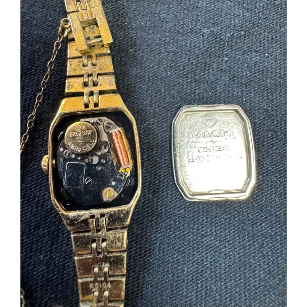 Seiko Gold Tone “Tank” Quartz Watch 2C20 5209 women’s Petite wrist watch ( READ)
